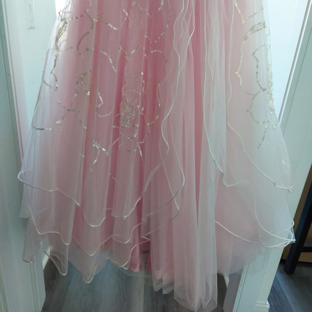 Beautiful Cache Gown🩰🛍 - Picture 12 of 17